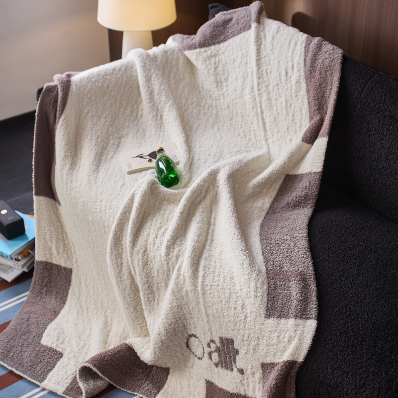 Pus velveto megztas pledas su kamellijų ir gėlių raštu, lengvas iki 300 g, visoms metų laikams, tinkamas sofai