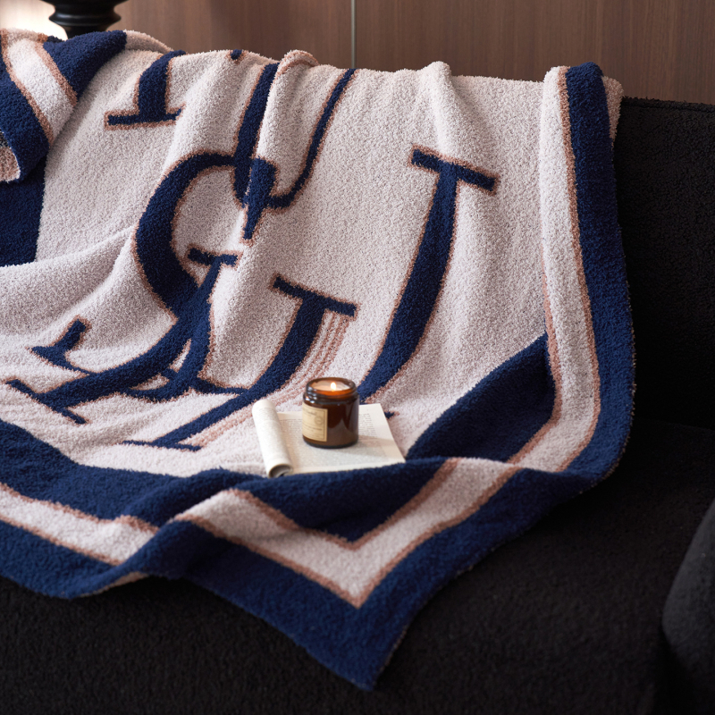 Pus velveto megztas pledas su kamellijų ir gėlių raštu, lengvas iki 300 g, visoms metų laikams, tinkamas sofai