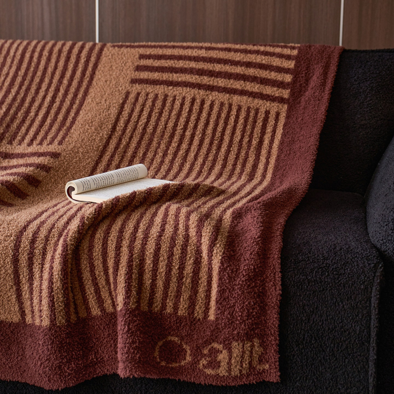 Pus velveto megztas pledas su kamellijų ir gėlių raštu, lengvas iki 300 g, visoms metų laikams, tinkamas sofai