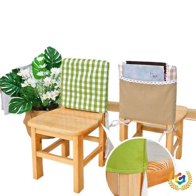 Bērnu krēsla muguras pārklājs – bieza rūtaina auduma, kvadrātveida forma, grāmatu uzglabāšanas kabata