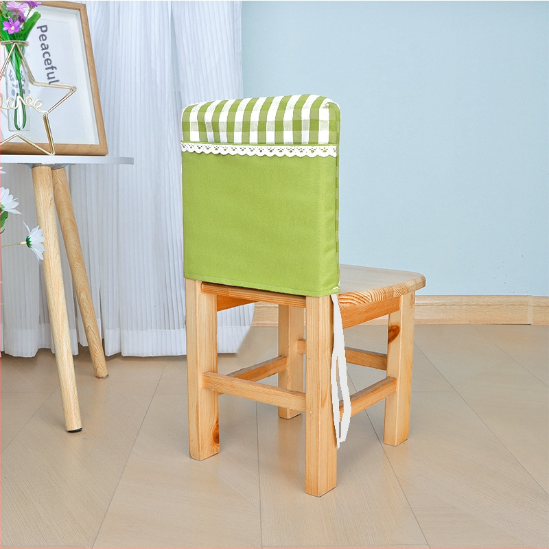 Bērnu krēsla muguras pārklājs – bieza rūtaina auduma, kvadrātveida forma, grāmatu uzglabāšanas kabata