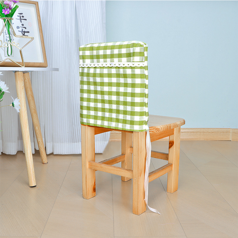 Bērnu krēsla muguras pārklājs – bieza rūtaina auduma, kvadrātveida forma, grāmatu uzglabāšanas kabata