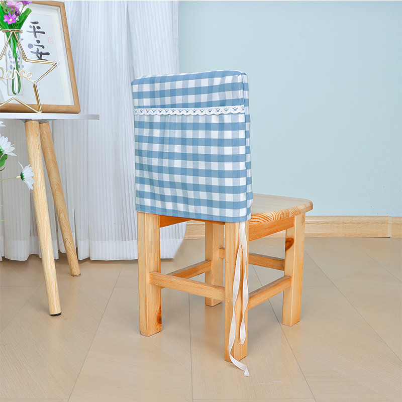 Bērnu krēsla muguras pārklājs – bieza rūtaina auduma, kvadrātveida forma, grāmatu uzglabāšanas kabata