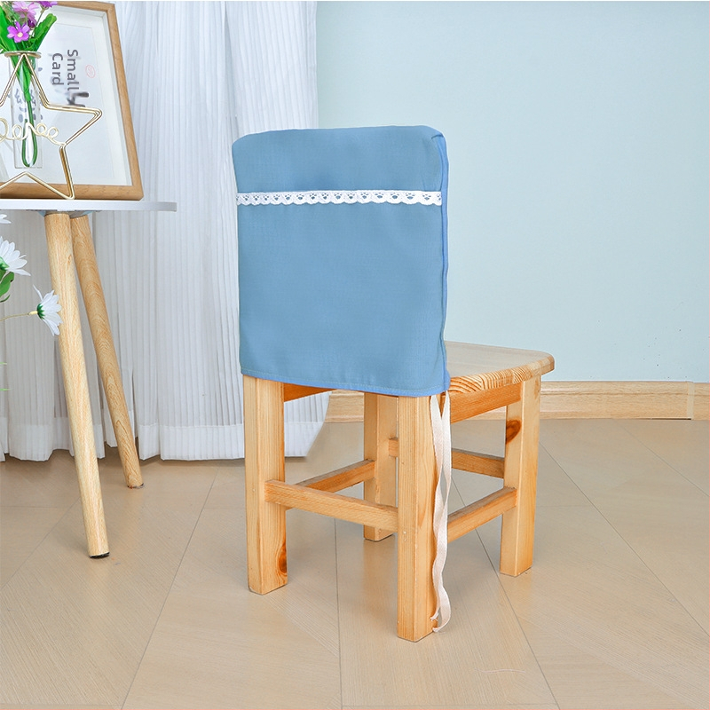 Bērnu krēsla muguras pārklājs – bieza rūtaina auduma, kvadrātveida forma, grāmatu uzglabāšanas kabata