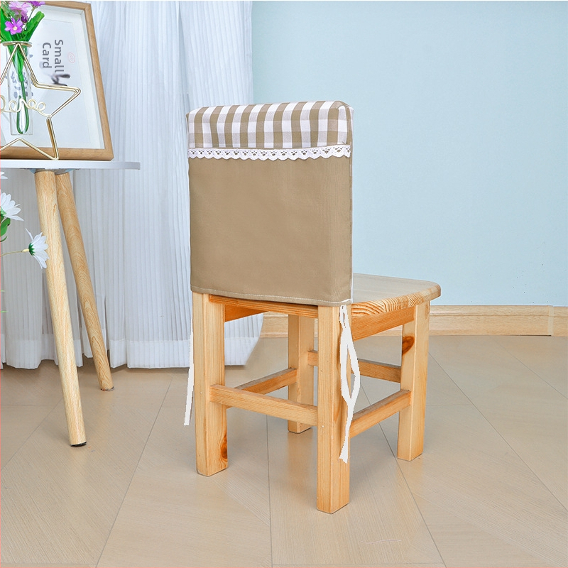 Bērnu krēsla muguras pārklājs – bieza rūtaina auduma, kvadrātveida forma, grāmatu uzglabāšanas kabata