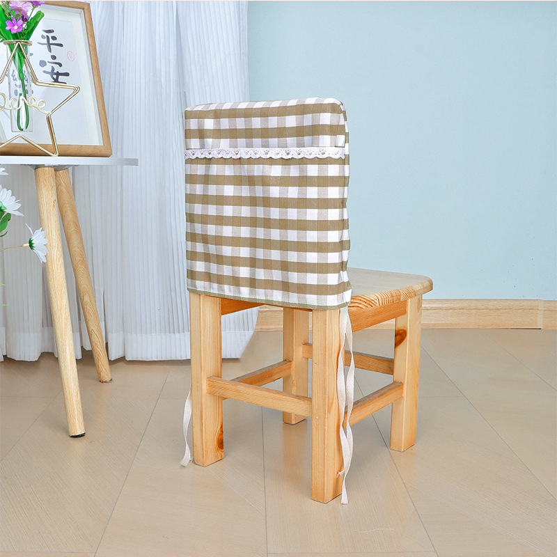 Bērnu krēsla muguras pārklājs – bieza rūtaina auduma, kvadrātveida forma, grāmatu uzglabāšanas kabata