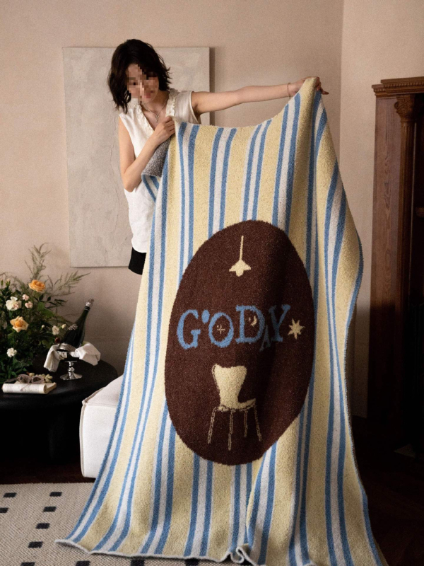 Megztas animacinis pledas – INS stiliaus, miegamajam ir biurui, fleece pledas