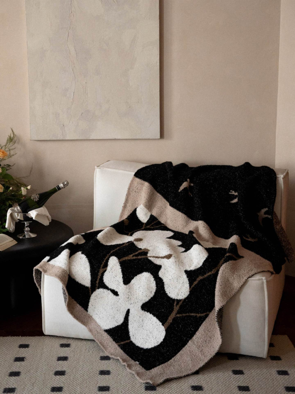 Megztas animacinis pledas – INS stiliaus, miegamajam ir biurui, fleece pledas