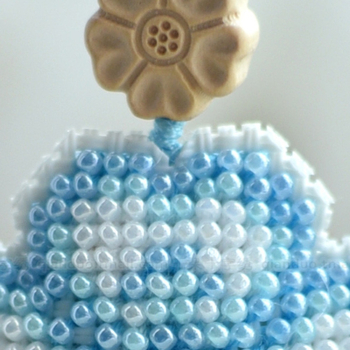 Új gyöngyhímzés kezdőknek — négylevelű lóhere motívum, nyakpánt és kulcstartó, textil hímzés