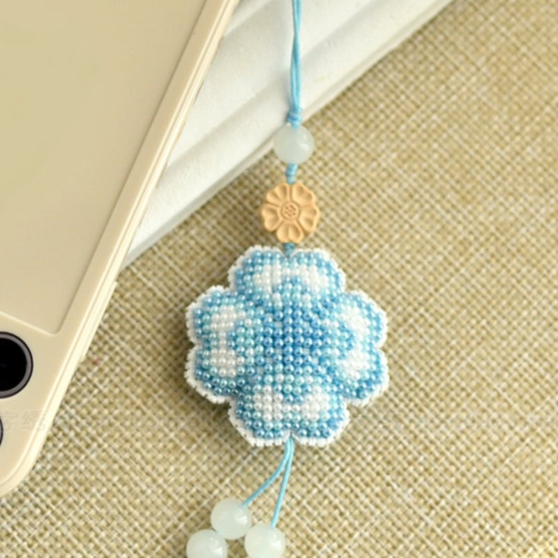 Naujas karoliukų siuvimo komplektas pradedantiesiems — keturių lapų dobilo motyvas, telefono pakabukas ir raktų pakabukas, audinių siuvinėjimas