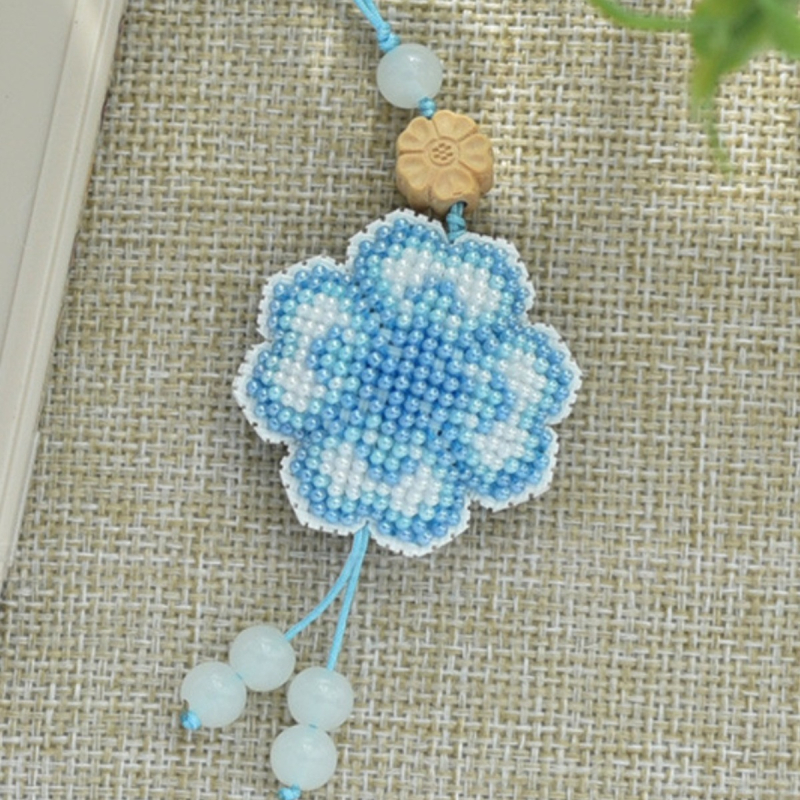 Új gyöngyhímzés kezdőknek — négylevelű lóhere motívum, nyakpánt és kulcstartó, textil hímzés