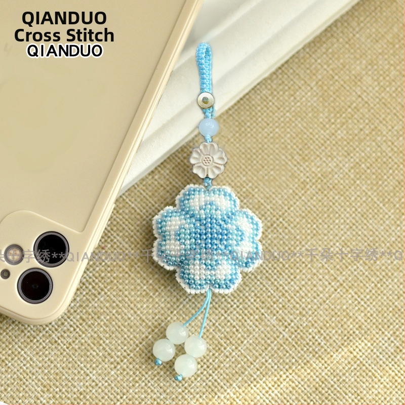 Új gyöngyhímzés kezdőknek — négylevelű lóhere motívum, nyakpánt és kulcstartó, textil hímzés