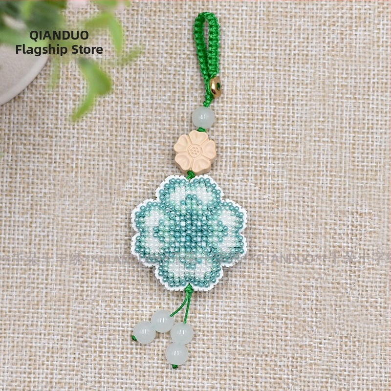 Új gyöngyhímzés kezdőknek — négylevelű lóhere motívum, nyakpánt és kulcstartó, textil hímzés