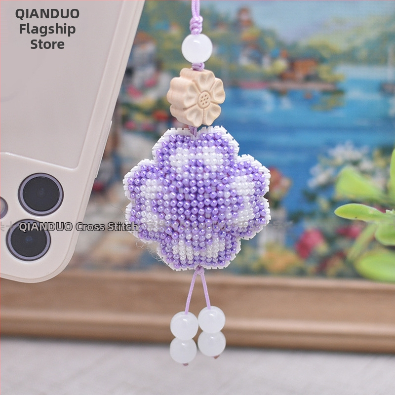 Új gyöngyhímzés kezdőknek — négylevelű lóhere motívum, nyakpánt és kulcstartó, textil hímzés