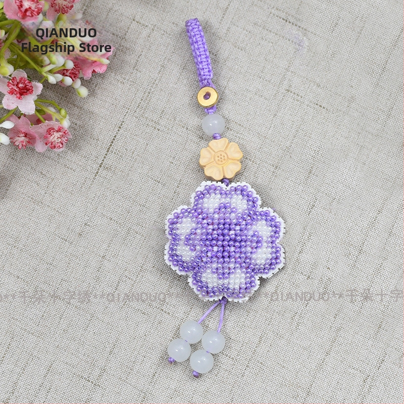 Új gyöngyhímzés kezdőknek — négylevelű lóhere motívum, nyakpánt és kulcstartó, textil hímzés