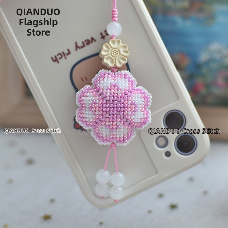 Új gyöngyhímzés kezdőknek — négylevelű lóhere motívum, nyakpánt és kulcstartó, textil hímzés