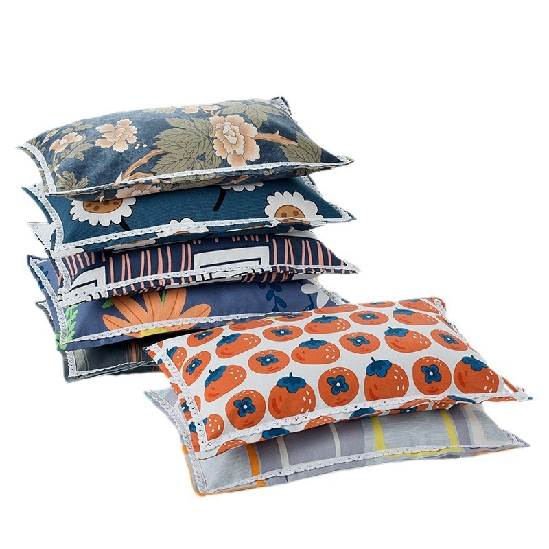 Spilvens pārvalks no vecas rupjas auduma ar izdrukātu mežģīnes rakstu, poliestera audums, daļēji aktīvs krāsojums, pielāgojams