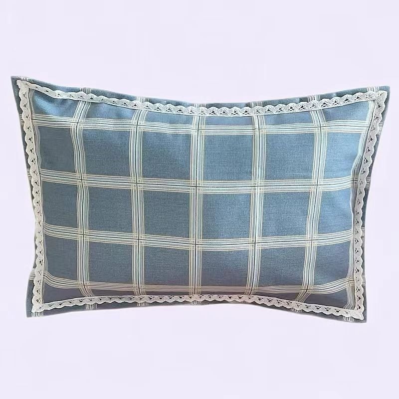 Spilvens pārvalks no vecas rupjas auduma ar izdrukātu mežģīnes rakstu, poliestera audums, daļēji aktīvs krāsojums, pielāgojams