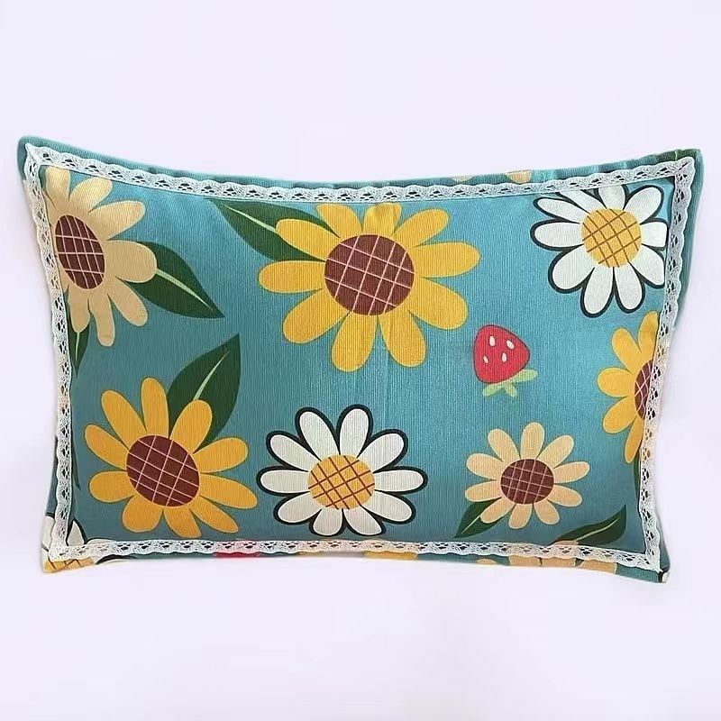 Spilvens pārvalks no vecas rupjas auduma ar izdrukātu mežģīnes rakstu, poliestera audums, daļēji aktīvs krāsojums, pielāgojams