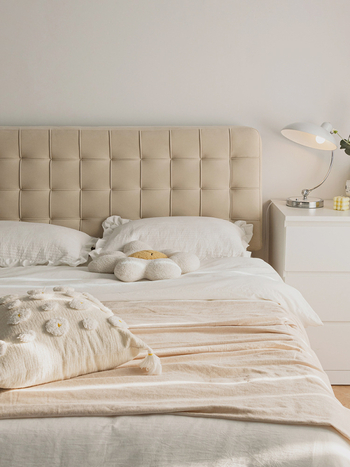 Galvas spilvens gultnei – vienkāršs un mūsdienīgs stils, pildījums: putu, vāka materiāls: cits materiāls, šūšanas process: cits