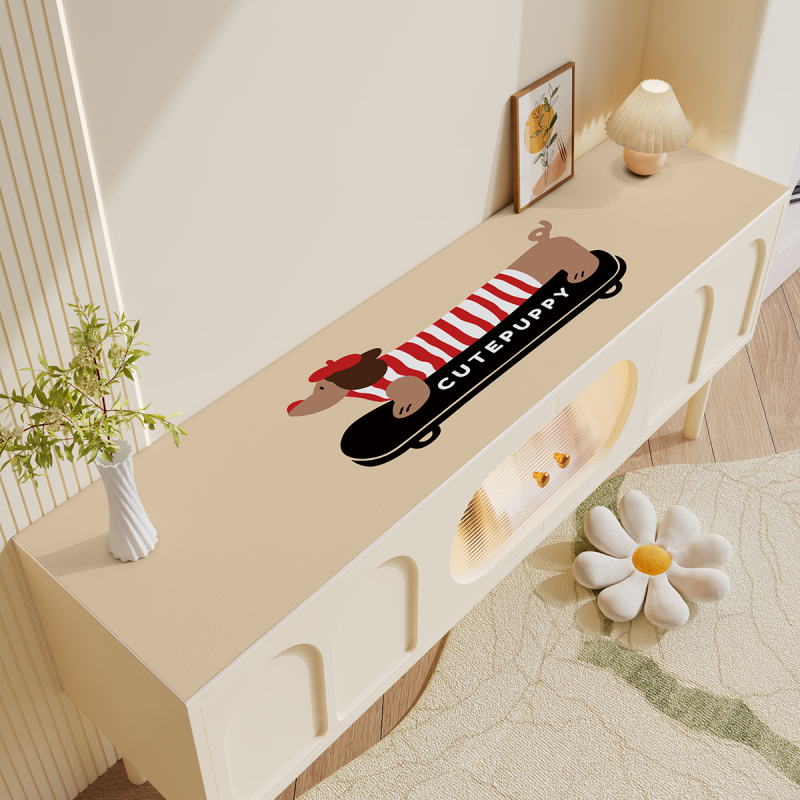 PVC mēbeļu virsmas aizsargpamatne — taisnstūra, ūdensnecaurlaidīga, eļļas noturīga, pretapdeguma un siltuma izolācijai, ar karikatūru motīvu un mīļiem dzīvniekiem.