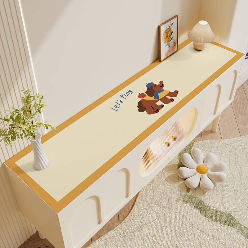 PVC mēbeļu virsmas aizsargpamatne — taisnstūra, ūdensnecaurlaidīga, eļļas noturīga, pretapdeguma un siltuma izolācijai, ar karikatūru motīvu un mīļiem dzīvniekiem.