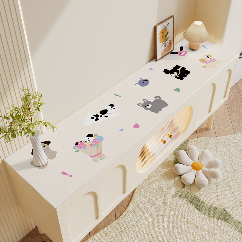 PVC mēbeļu virsmas aizsargpamatne — taisnstūra, ūdensnecaurlaidīga, eļļas noturīga, pretapdeguma un siltuma izolācijai, ar karikatūru motīvu un mīļiem dzīvniekiem.