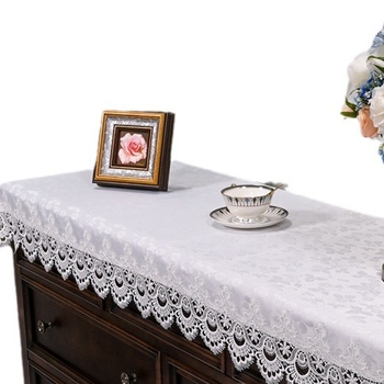 Mežģīnē galdauts – taisnstūra formā, putekļu izturīgs un nolietojums izturīgs, moderns minimalistisks vienkrāsains raksts