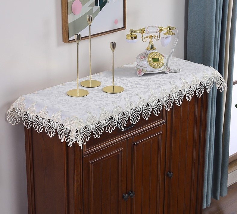 Mežģīnē galdauts – taisnstūra formā, putekļu izturīgs un nolietojums izturīgs, moderns minimalistisks vienkrāsains raksts