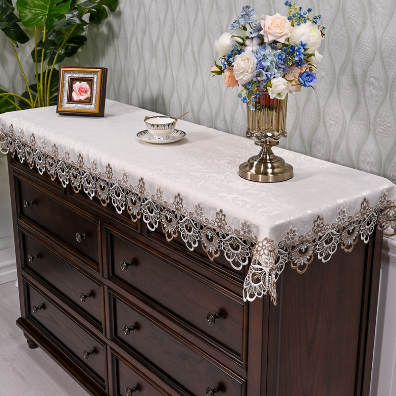 Mežģīnē galdauts – taisnstūra formā, putekļu izturīgs un nolietojums izturīgs, moderns minimalistisks vienkrāsains raksts