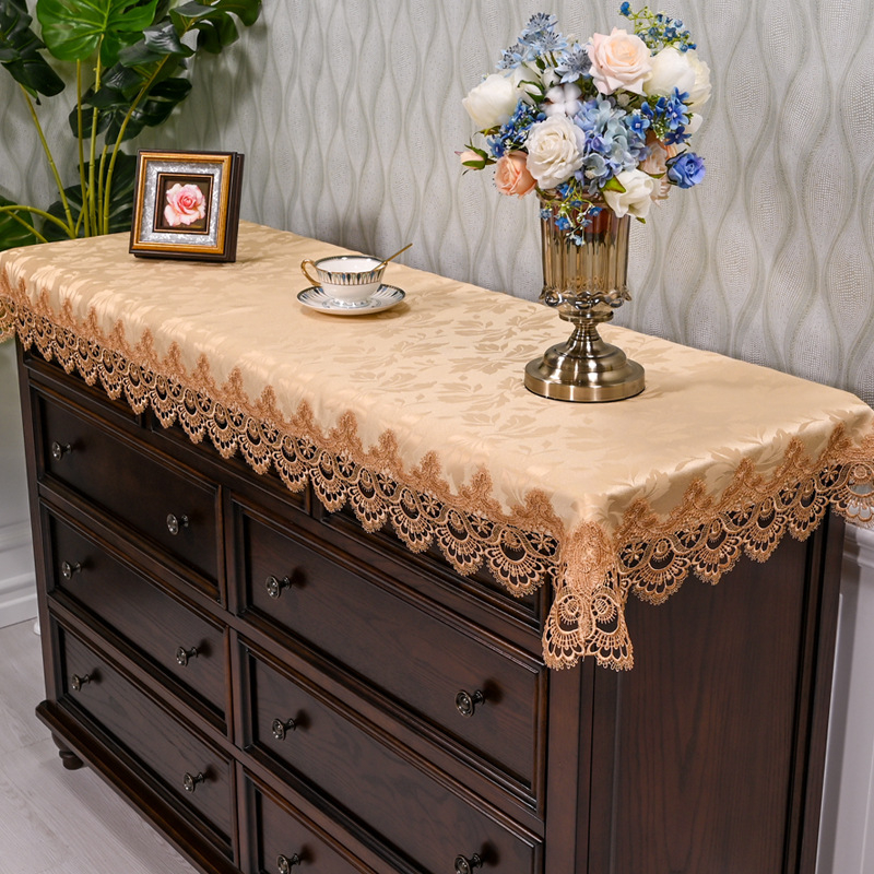 Mežģīnē galdauts – taisnstūra formā, putekļu izturīgs un nolietojums izturīgs, moderns minimalistisks vienkrāsains raksts