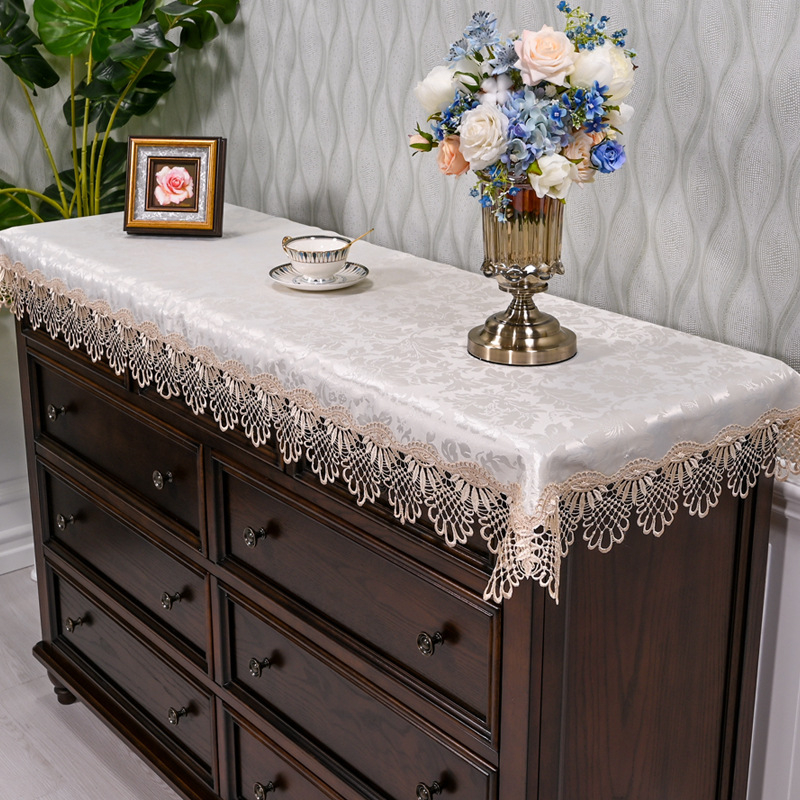 Mežģīnē galdauts – taisnstūra formā, putekļu izturīgs un nolietojums izturīgs, moderns minimalistisks vienkrāsains raksts