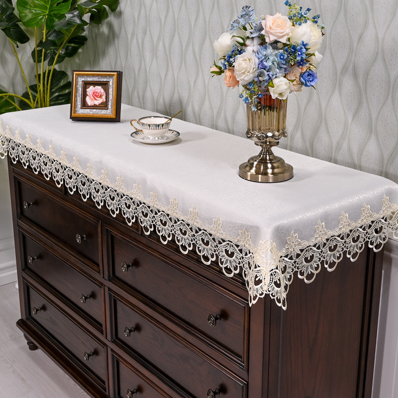 Mežģīnē galdauts – taisnstūra formā, putekļu izturīgs un nolietojums izturīgs, moderns minimalistisks vienkrāsains raksts