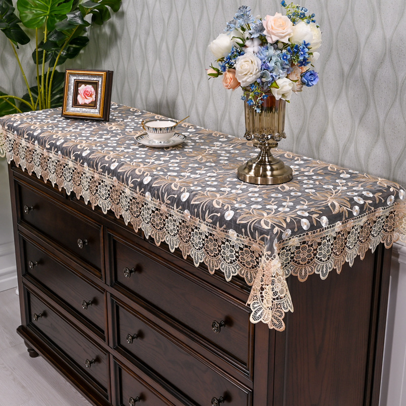 Mežģīnē galdauts – taisnstūra formā, putekļu izturīgs un nolietojums izturīgs, moderns minimalistisks vienkrāsains raksts