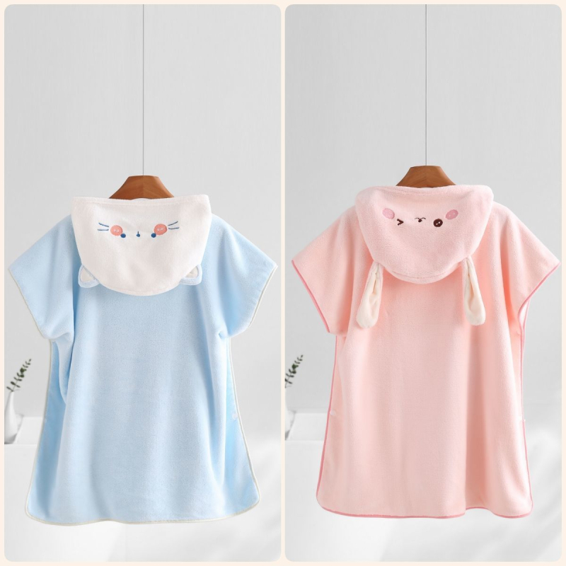 Baba viselhető kapucnival ellátott fürdőlepedő – poliészter 150D