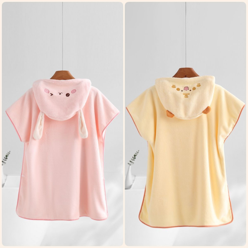 Baba viselhető kapucnival ellátott fürdőlepedő – poliészter 150D