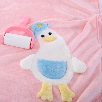 Gilligiri Gyerekeknek kapucnis fürdőlepedő korall flízzel – 200–300 g, 150D fonal, hímzés, varrás, sima szövet