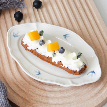 Portselanist taldrik reliefi motiiviga – ebatavalise kujuga, kaasaegne minimalistlik stiil, mikrolaineahjuks sobiv