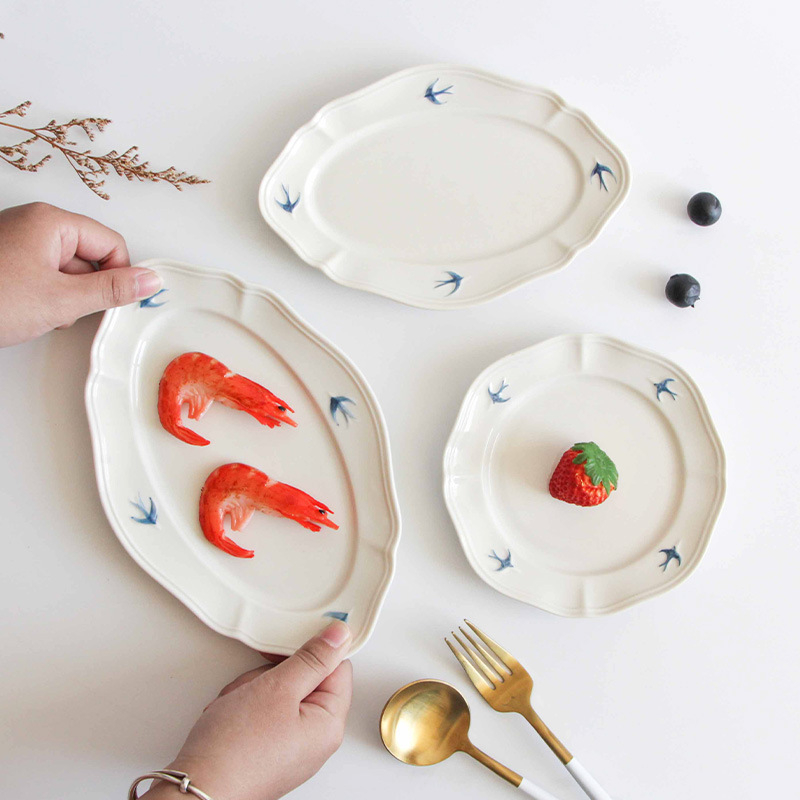 Portselanist taldrik reliefi motiiviga – ebatavalise kujuga, kaasaegne minimalistlik stiil, mikrolaineahjuks sobiv