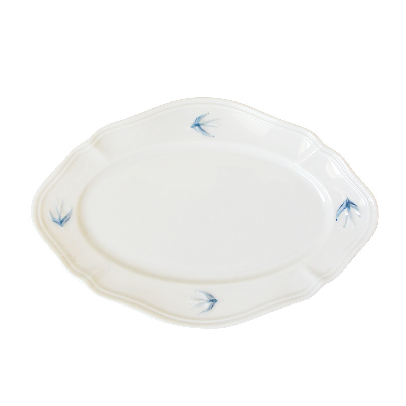 Portselanist taldrik reliefi motiiviga – ebatavalise kujuga, kaasaegne minimalistlik stiil, mikrolaineahjuks sobiv