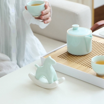 Keramikas virpuļzirgs dekors — radošs ponijs, mūsdienīgs minimālisma stils; Zīmols: Qianmeitang ceramics; Materiāls: keramika; Iepakojums: kartons