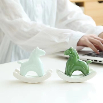 Keramikas virpuļzirgs dekors — radošs ponijs, mūsdienīgs minimālisma stils; Zīmols: Qianmeitang ceramics; Materiāls: keramika; Iepakojums: kartons