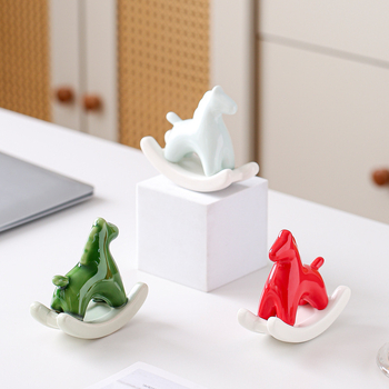 Keramikas virpuļzirgs dekors — radošs ponijs, mūsdienīgs minimālisma stils; Zīmols: Qianmeitang ceramics; Materiāls: keramika; Iepakojums: kartons