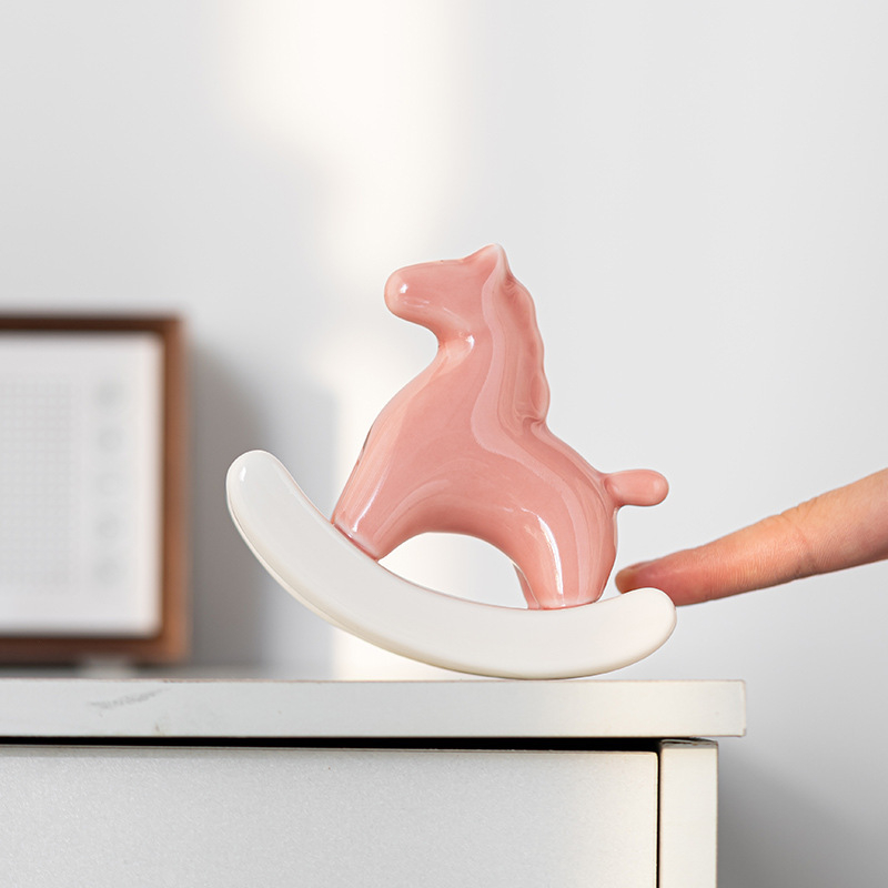 Keramikas virpuļzirgs dekors — radošs ponijs, mūsdienīgs minimālisma stils; Zīmols: Qianmeitang ceramics; Materiāls: keramika; Iepakojums: kartons