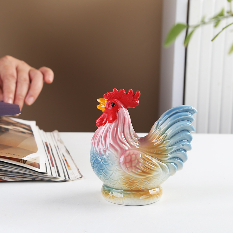 Porcelānas gaiļa figūra Feng Shui – Divpadsmit zodiaka dzīvnieku dekoratīvs priekšmets porcelānā, pastoral stilā piemērots dzīvojamai istabai vai gaiteņam