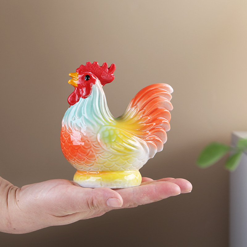 Porcelānas gaiļa figūra Feng Shui – Divpadsmit zodiaka dzīvnieku dekoratīvs priekšmets porcelānā, pastoral stilā piemērots dzīvojamai istabai vai gaiteņam