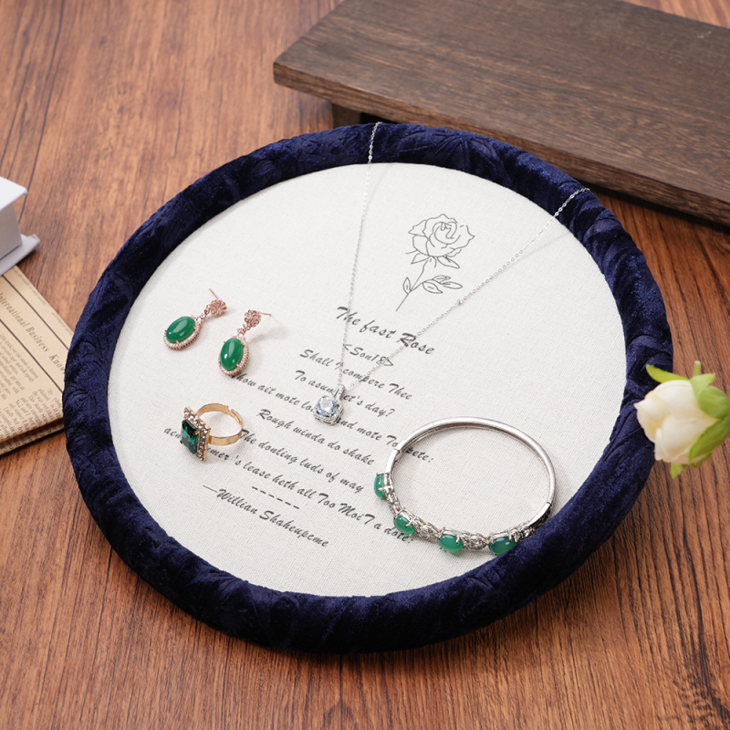 Flaneles juvelierizstrādājumu demonstrēšanas plāksne, nordiskais stils, vienstāva