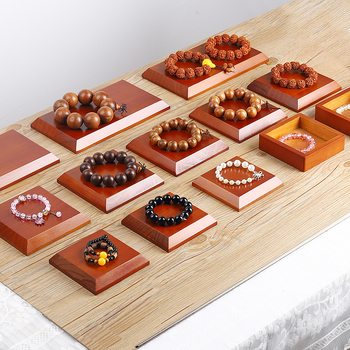 Masīva koka rokassprādžu statīvs, kvadrātformas, viens līmenis, augstas kvalitātes stilā, ar aerosola laku apdari