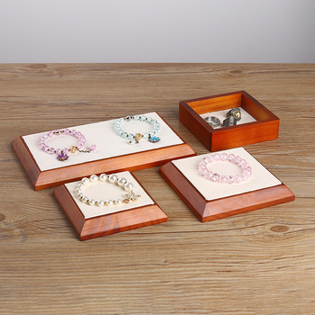 Masīva koka rokassprādžu statīvs, kvadrātformas, viens līmenis, augstas kvalitātes stilā, ar aerosola laku apdari