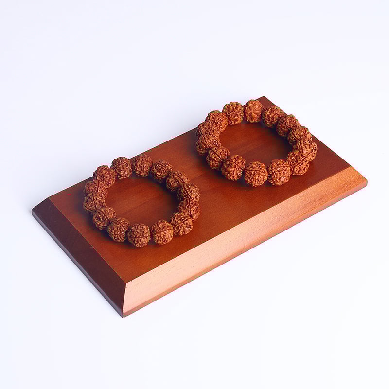 Masīva koka rokassprādžu statīvs, kvadrātformas, viens līmenis, augstas kvalitātes stilā, ar aerosola laku apdari